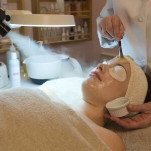 • Salicylic Acid Peel – Acne control & oil reduction