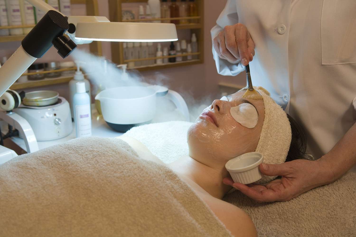 • Salicylic Acid Peel – Acne control & oil reduction